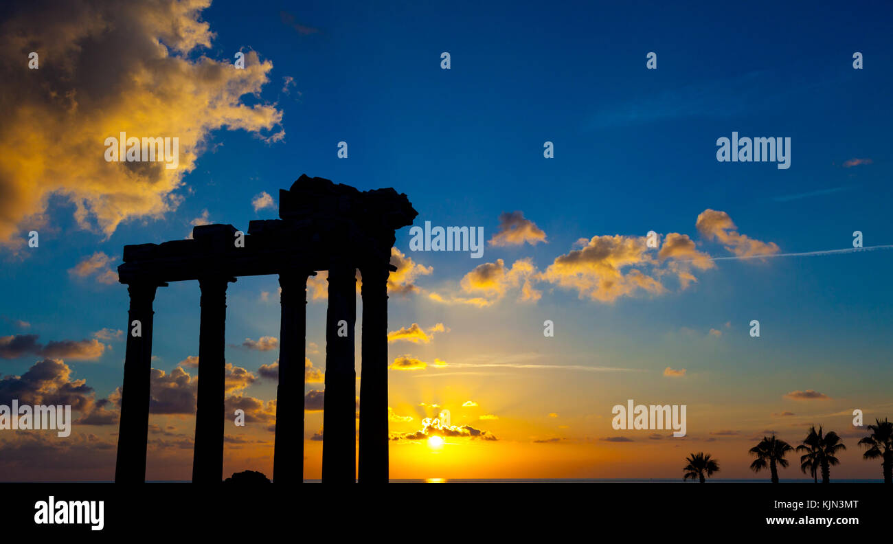 Ruinen einer antiken römischen Tempel bei Sonnenuntergang Stockfoto