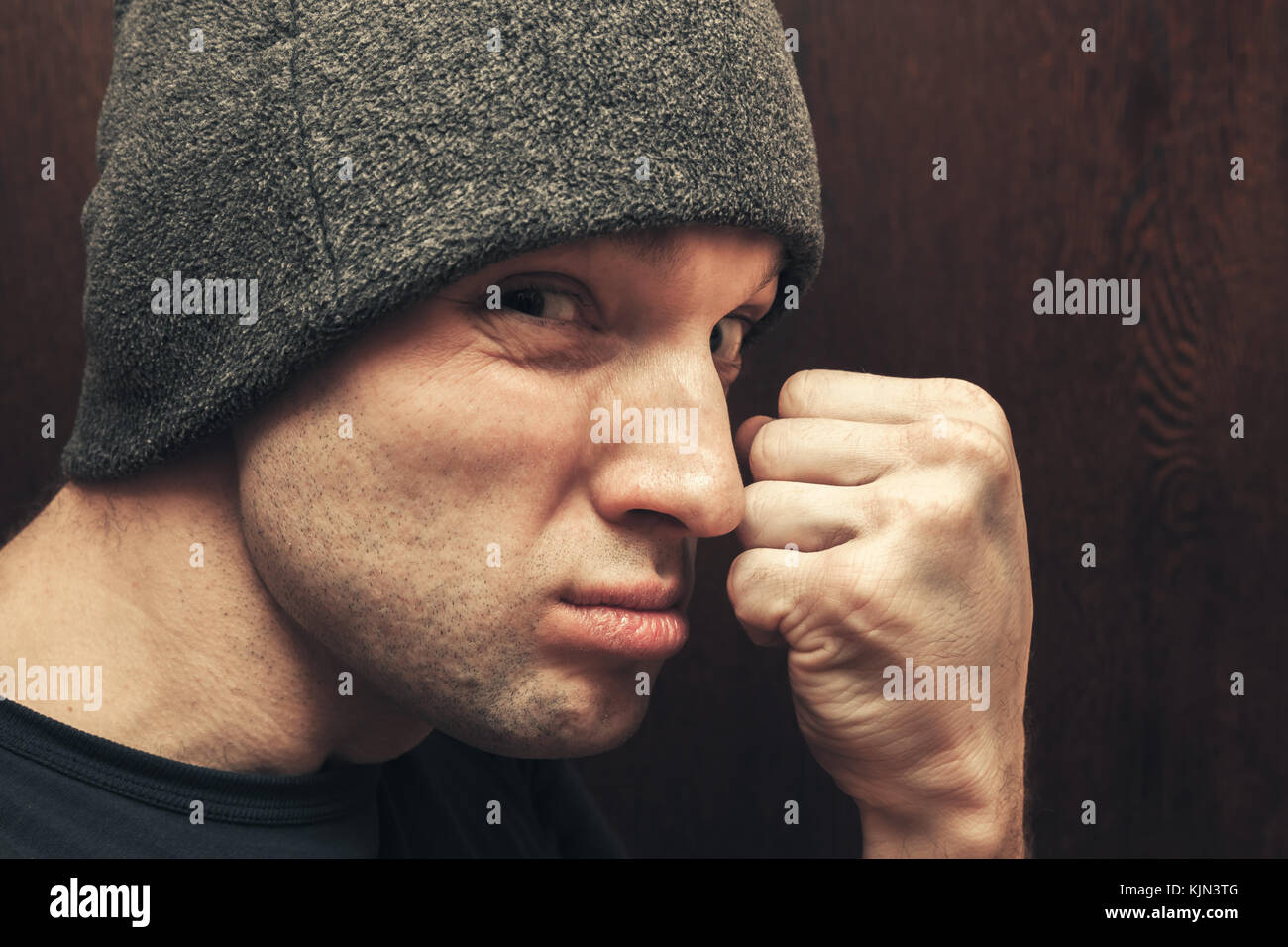 Junge aggressive kaukasischen Mann zeigt Faust. closeup studio Gesicht Porträt, selektiven Fokus Stockfoto