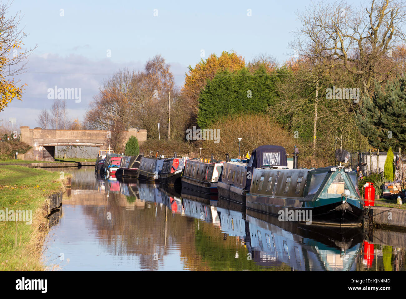 Schmale Boote auf dem Trent und Mersey Kanal in Elworth bei Sandbach Cheshire UK Stockfoto