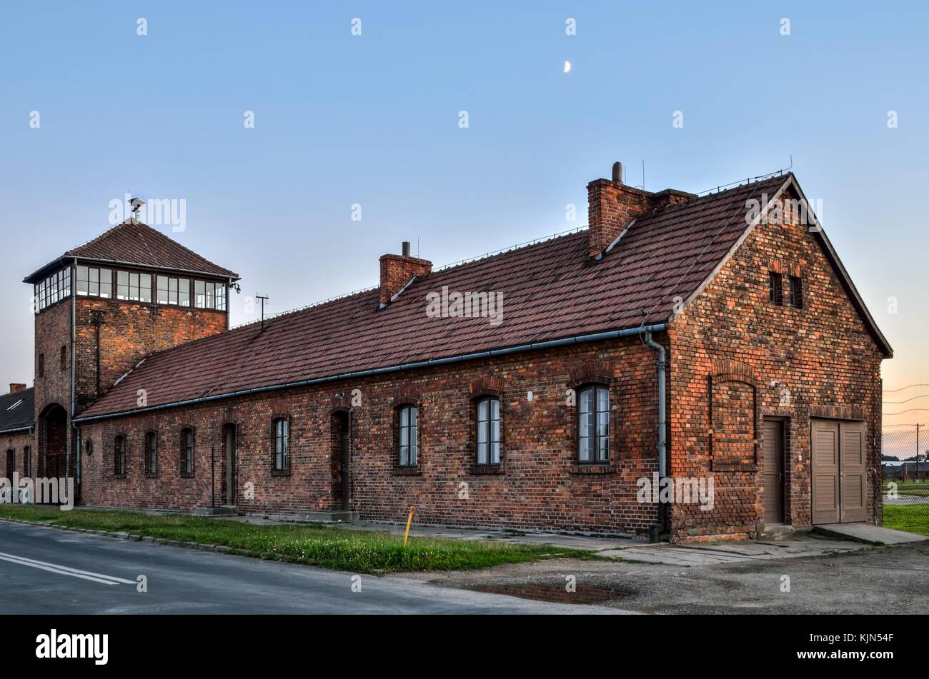 OSWIECIM, POLEN - 29. JULI 2017: Haupttor des Konzentrationslagers Auschwitz Birkenau in Oswiecim, Polen. Stockfoto