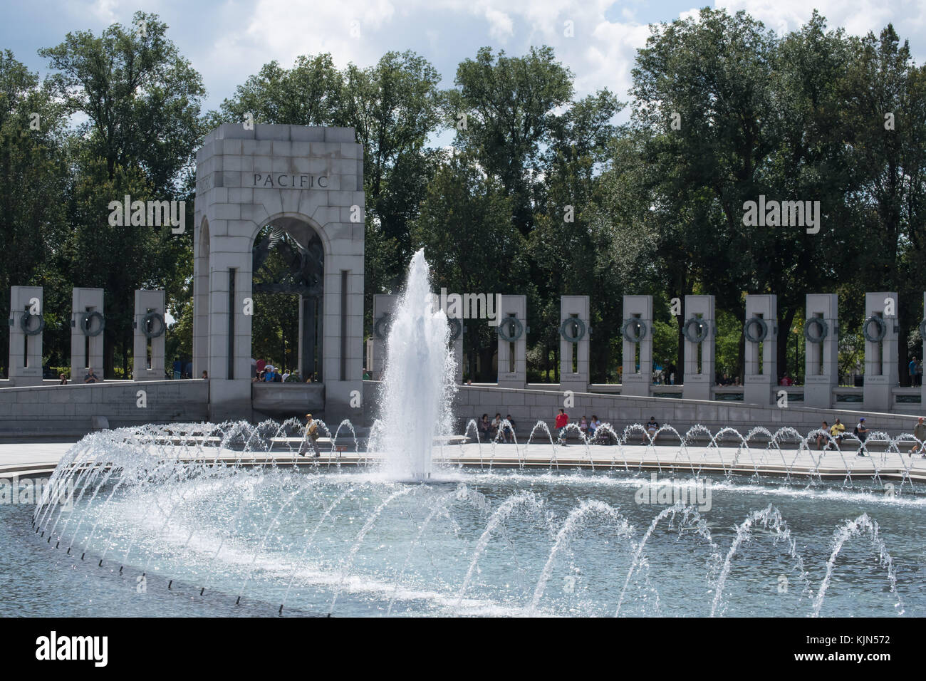 Die Weltkrieg-II-Denkmal in Washington DC mit Blick auf den Atlantik und Pazifik Bögen. Wasser Brunnen ein Ort der Reflexion der Geschichte bieten Stockfoto