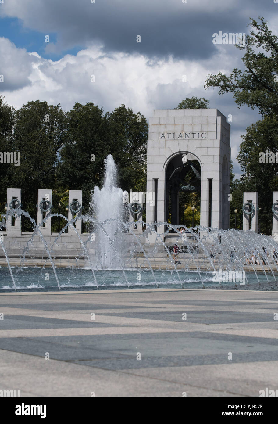 Die Weltkrieg-II-Denkmal in Washington DC mit Blick auf den Atlantik und Pazifik Bögen. Wasser Brunnen ein Ort der Reflexion der Geschichte bieten Stockfoto