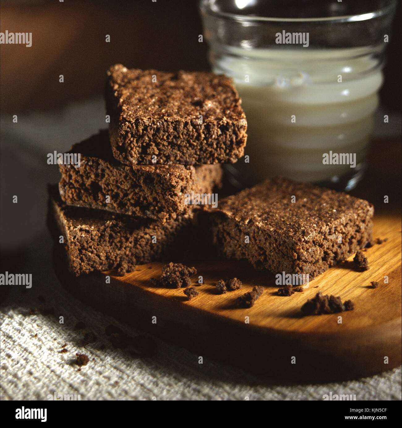 Brownies und Milch Stockfoto
