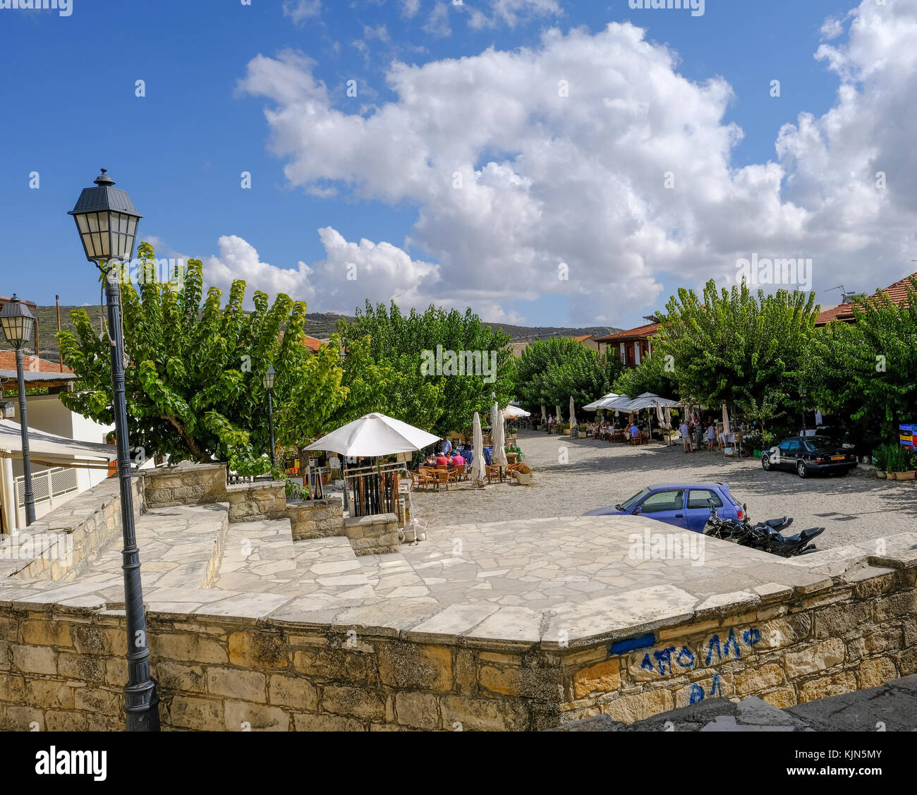 Omodus, Zypern - 30. September 2017: omodus Dorfkern mit gepflasterten Straße und Restaurants jeder Seite. schoß auf Mid-Tag von einem erhöhten Punkt Stockfoto