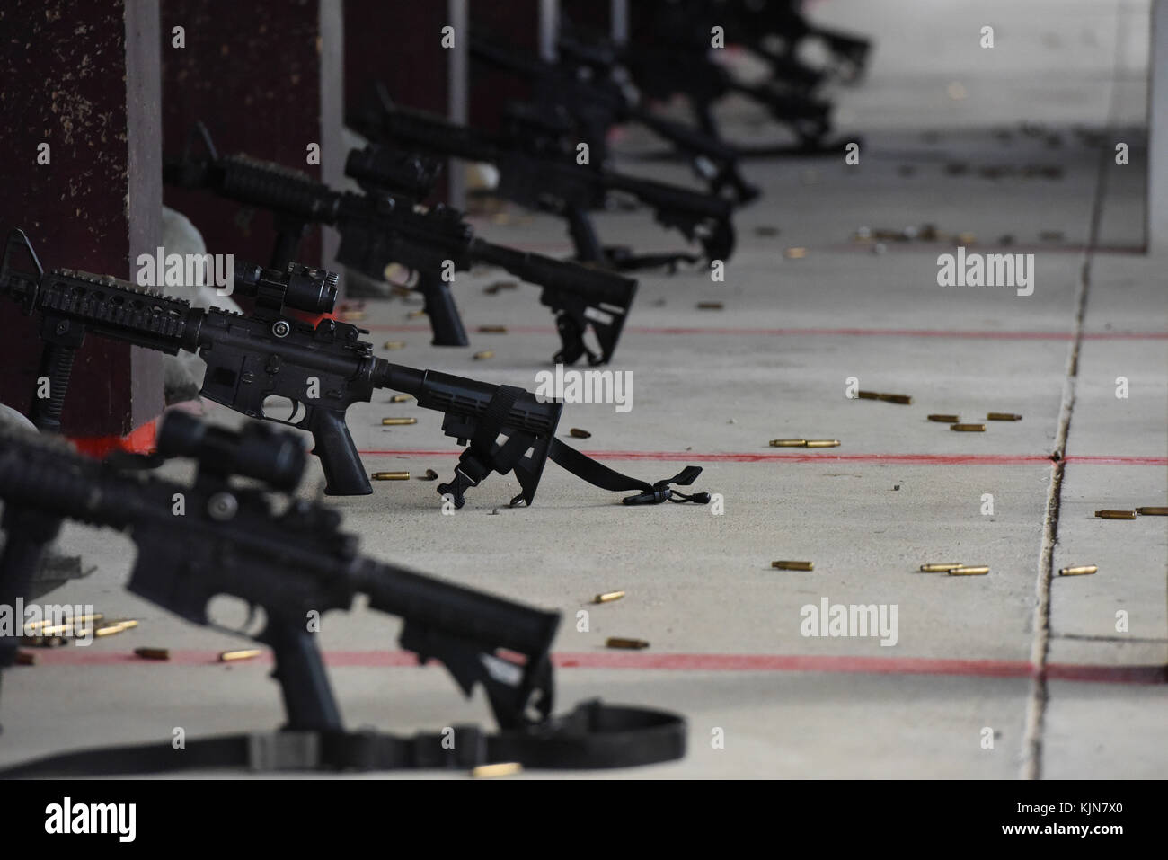 Neun M4 Carbine rifles stand in einer Reihe zwischen feuern Umläufe an den Combat Arms Schulung und Wartung Service November 16, 2017, in Incirlik, Stockfoto