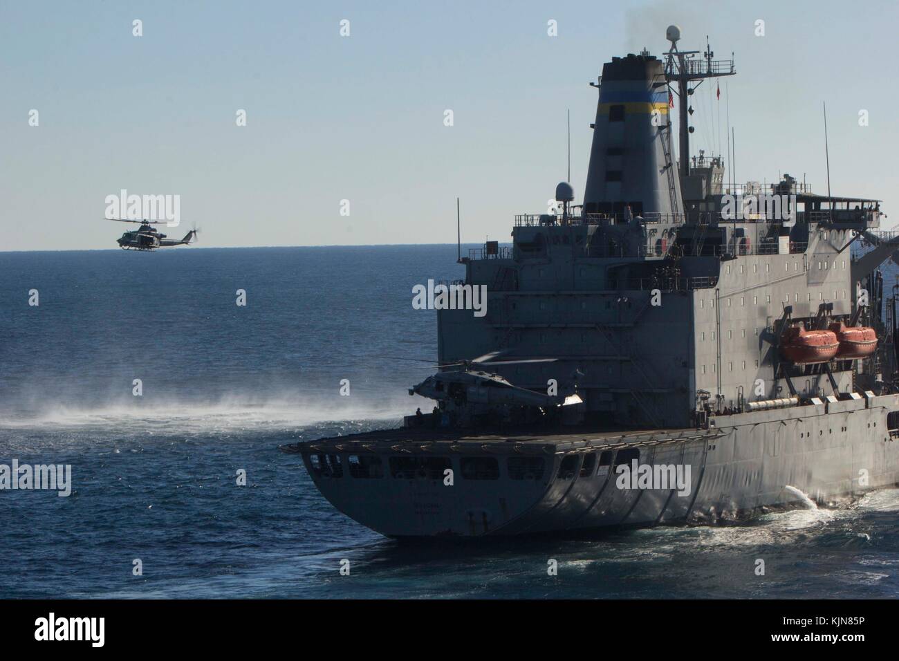 Us-Marines mit dem Maritimen Raid-Kraft (MRF), 26 Marine Expeditionary Unit (MEU) Schnell-Seil aus einem MH-60S Seahawk mit Helikopter Meer Bekämpfung Squa Stockfoto