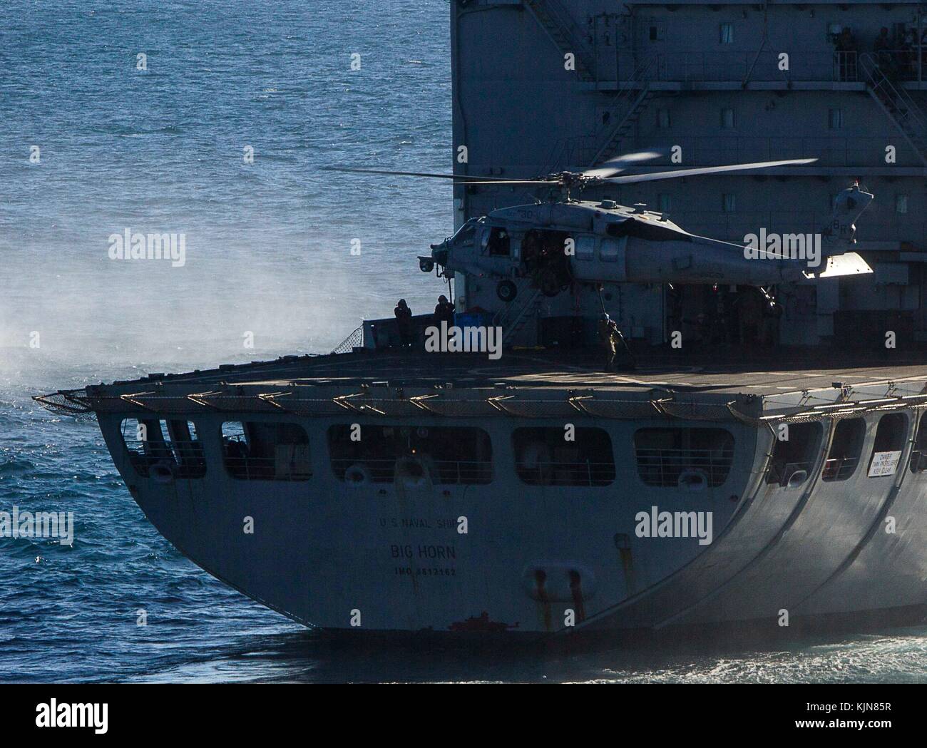 Us-Marines mit dem Maritimen Raid-Kraft (MRF), 26 Marine Expeditionary Unit (MEU) Schnell-Seil aus einem MH-60S Seahawk mit Helikopter Meer Bekämpfung Squa Stockfoto