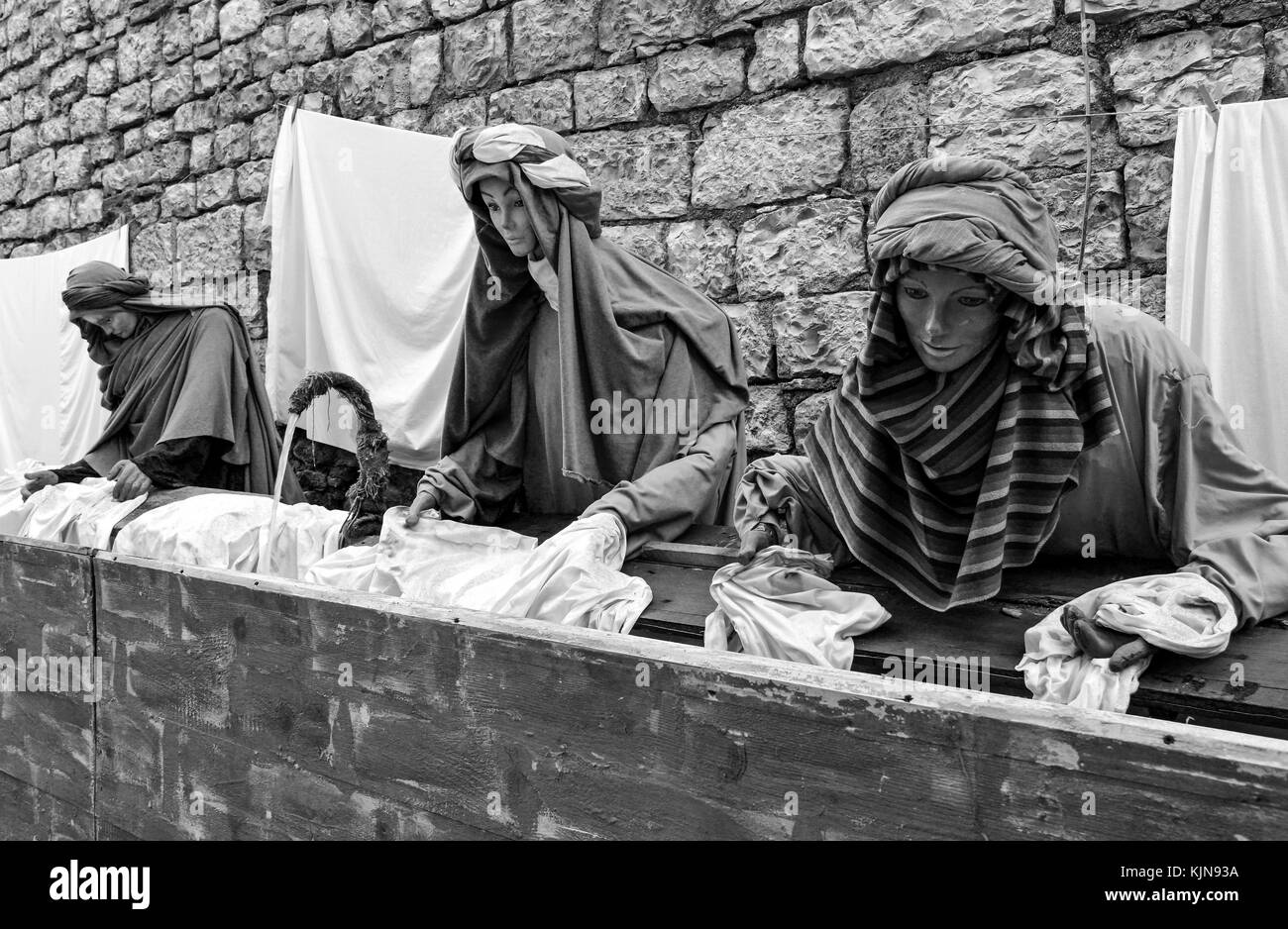 Gubbio (Italien) - mittelalterliche Stadt Umbriens, während der Weihnachtsferien, mit der Krippe von lebensgroßen Statuen in San Martino Bezirk Stockfoto