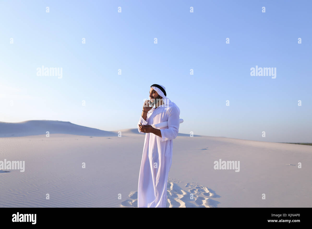 Männliche emiratische Designer vervollständigt Standortuntersuchung für Bau sitzen Stockfoto