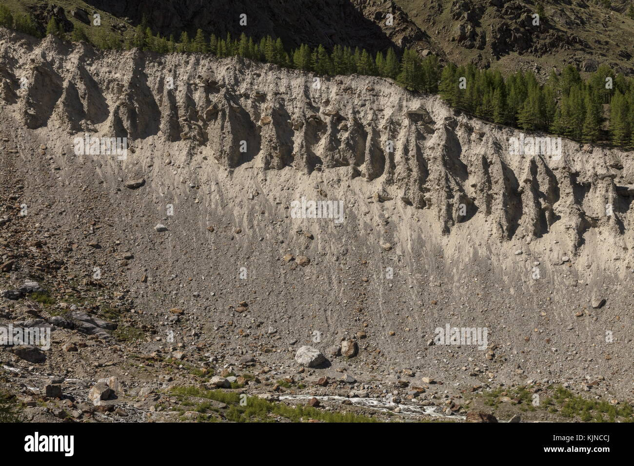 Erodierte Gletschermorraine an den Hängen des Doms, hoch über SaaS-Fee, Schweizer Alpen. Stockfoto