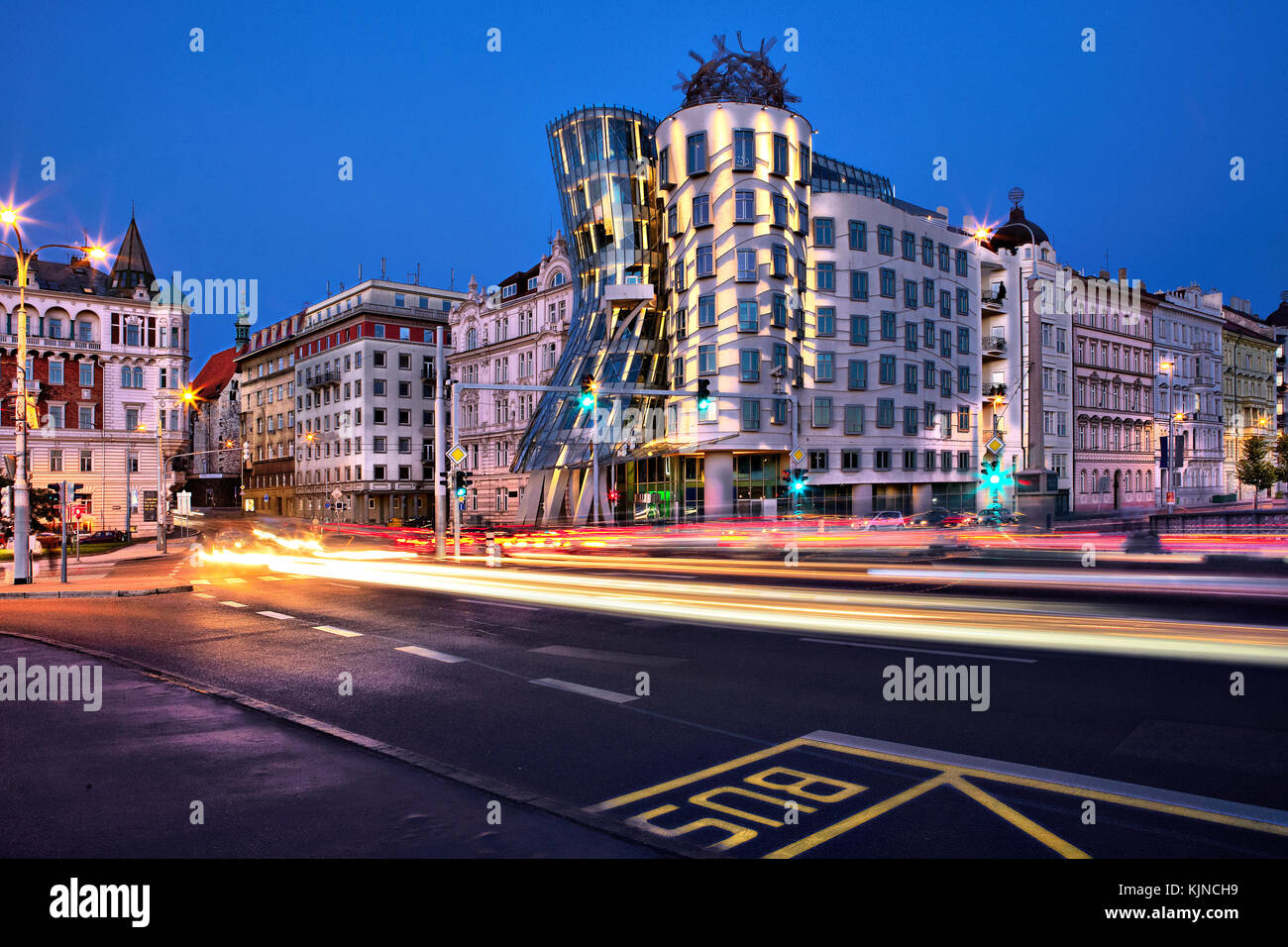 Prag, Tschechische Republik - Juni 2009: Tanzendes Haus oder Fred und Ginger Gebäude in Prag, Tschechische Republik Stockfoto