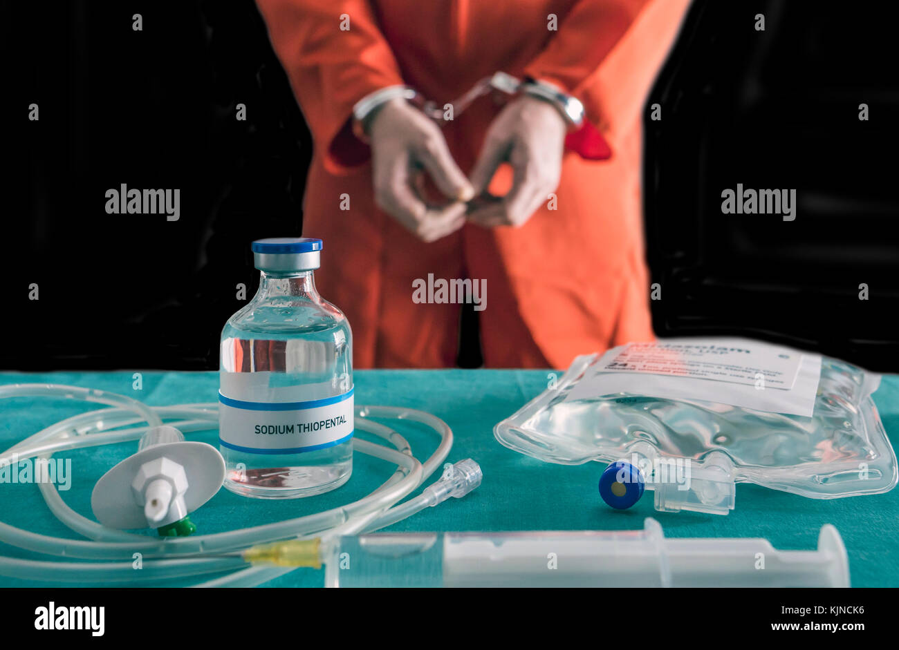 Gefangener in Handschellen zum Tod durch die Giftspritze, Durchstechflasche mit Natrium thiopental und Spritze auf einem Tisch, konzeptionelle Bild Stockfoto