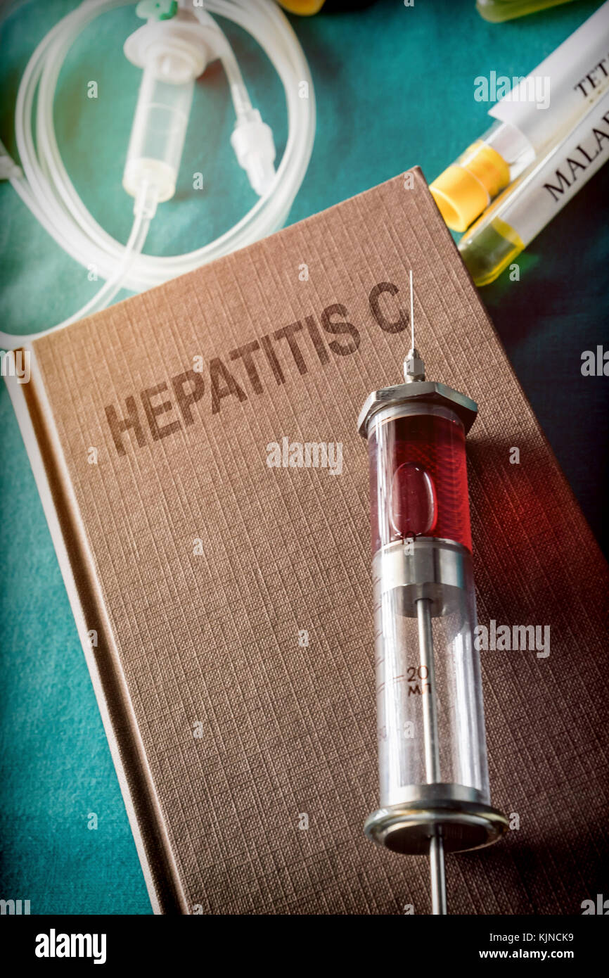 Vintage Spritze auf einem Buch von Hepatitis c, medizinisches Konzept Stockfoto