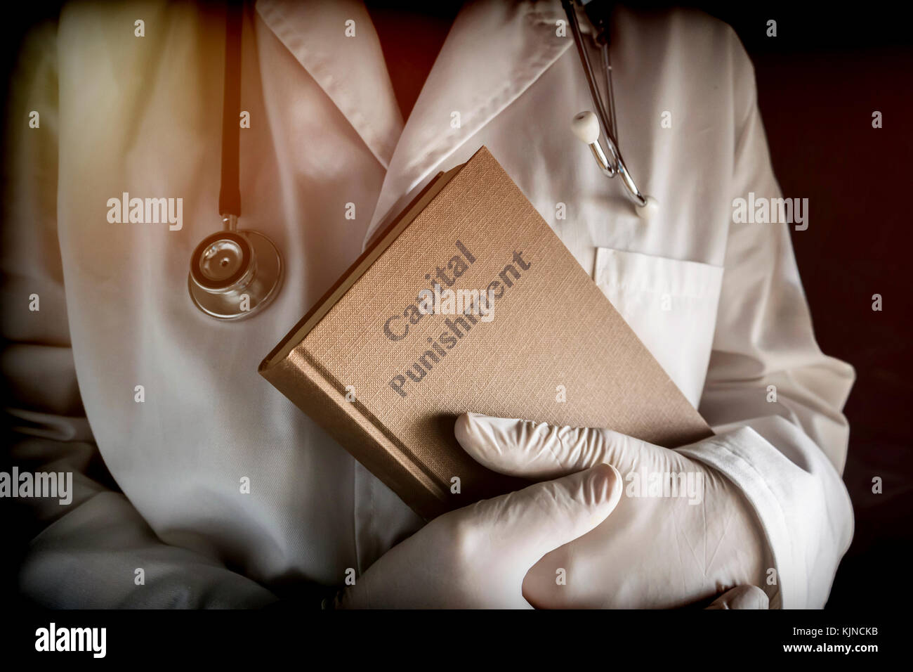 Arzt hält in einer Todesstrafe Buch in einem Krankenhaus. Konzeptionelle Bild Stockfoto