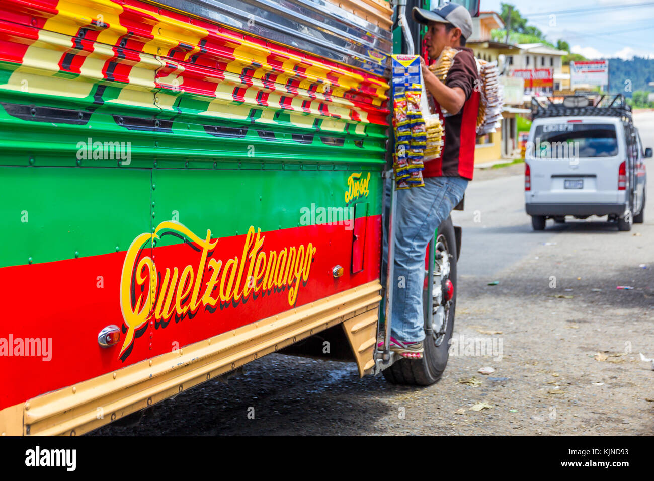 Straßenhändler, der in einen Hühnerbus fährt, Los Encuentros, Guatemala Stockfoto Straßenhändler, der in einen Hühnerbus fährt, Los Encuentros, Guatemala Stockfoto