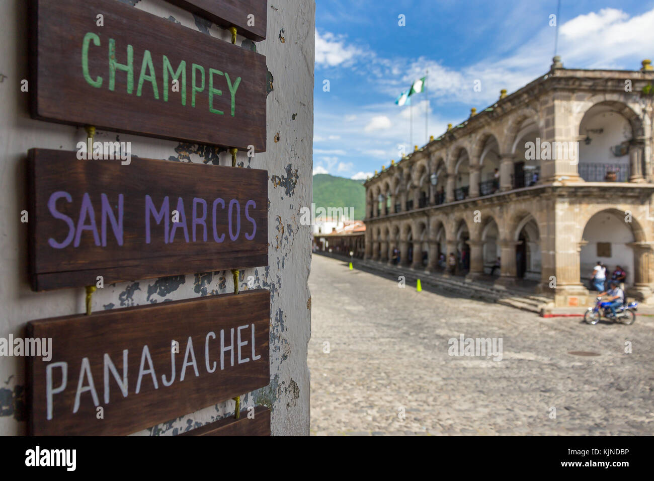 Holzschilder für den Transport zu Reisezielen in Antigua und Guatemala Stockfoto