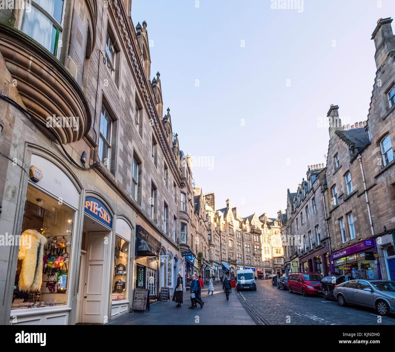 Geschäfte an der historischen Cockburn Street in der Altstadt von Edinburgh, Schottland, Großbritannien Stockfoto