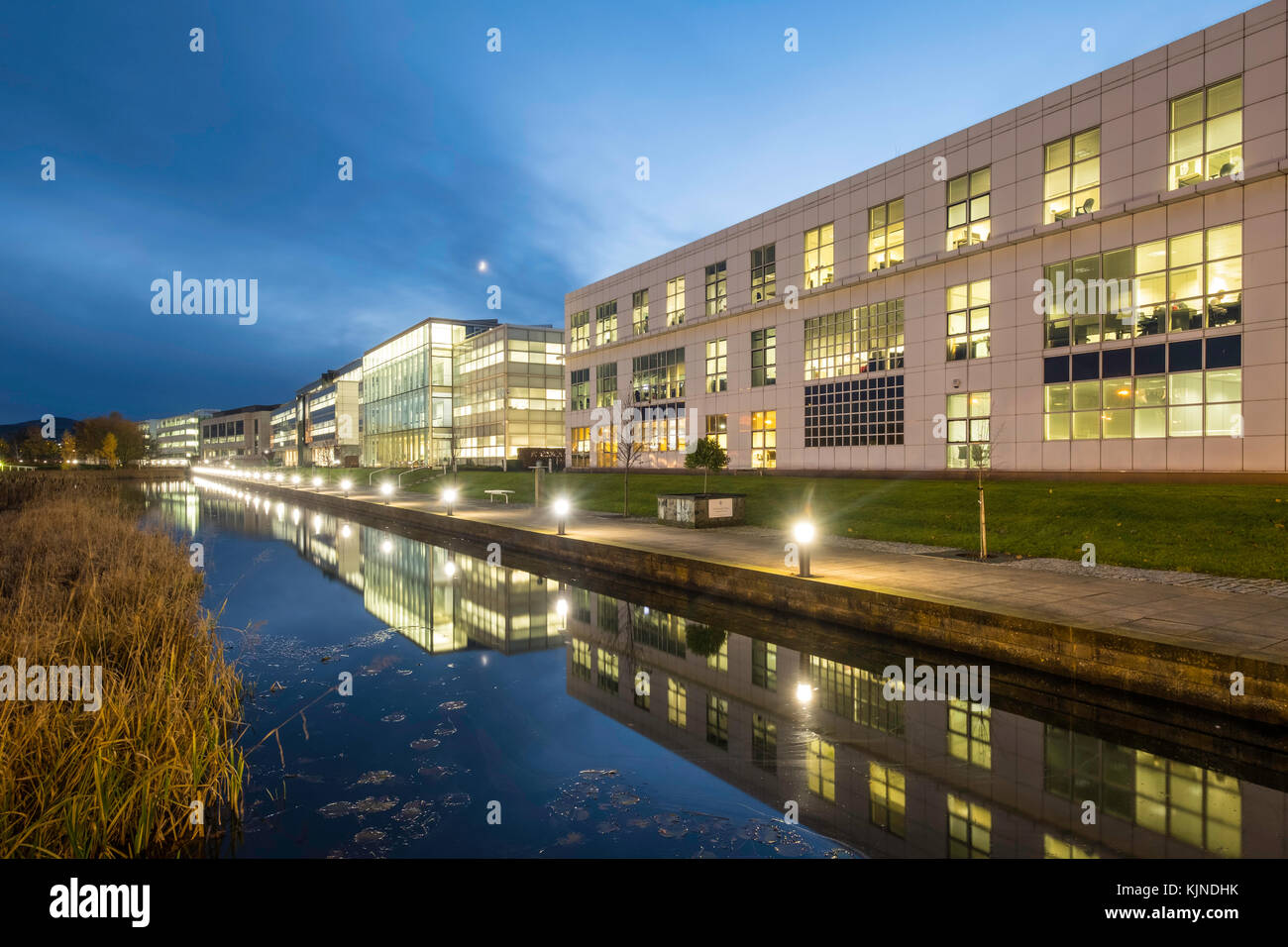 Nachtansicht des modernen Business District in Edinburgh Park Entwicklung in Edinburgh, Schottland, Vereinigtes Königreich Stockfoto