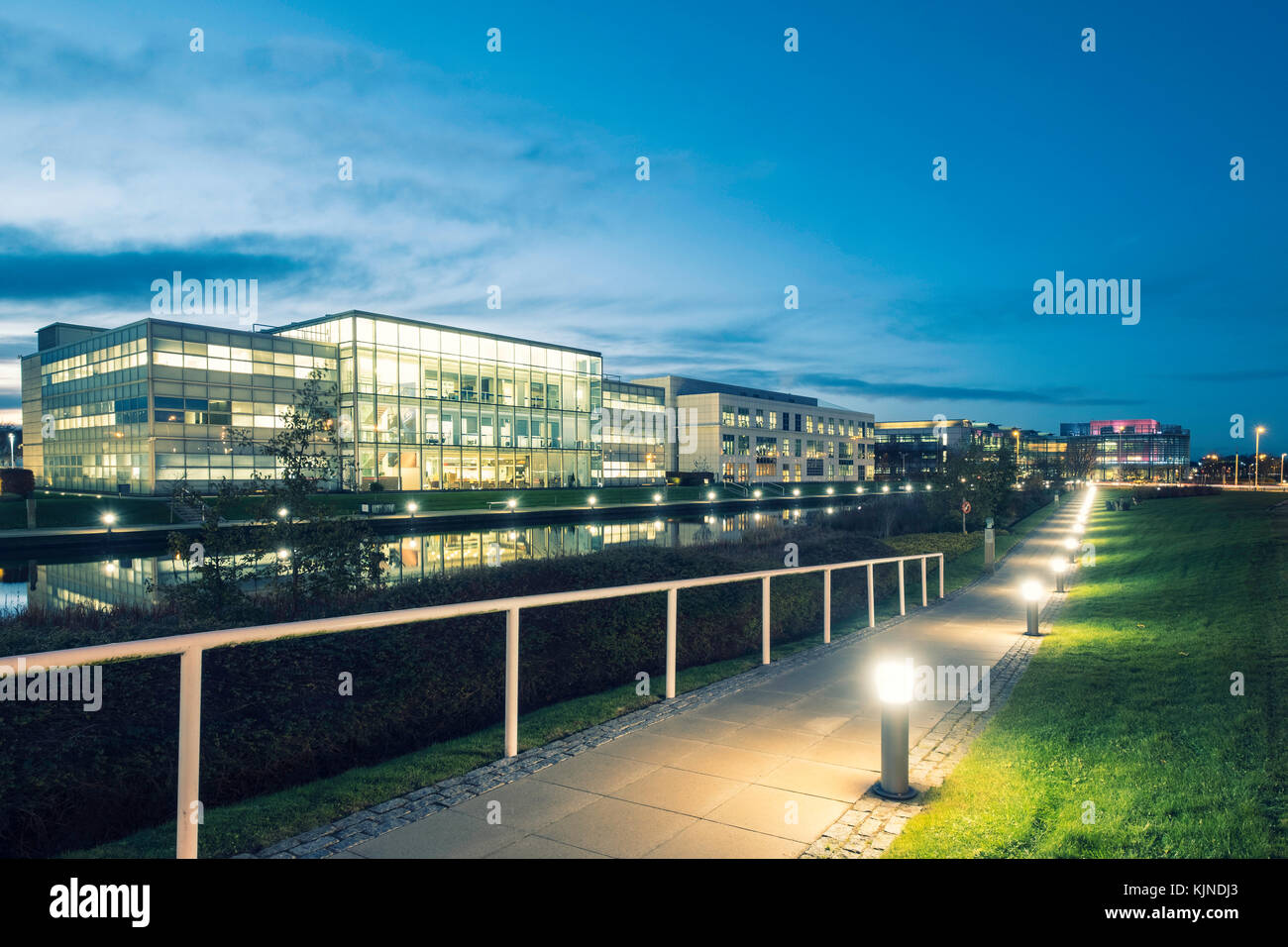 Nachtansicht des modernen Business District in Edinburgh Park Entwicklung in Edinburgh, Schottland, Vereinigtes Königreich Stockfoto