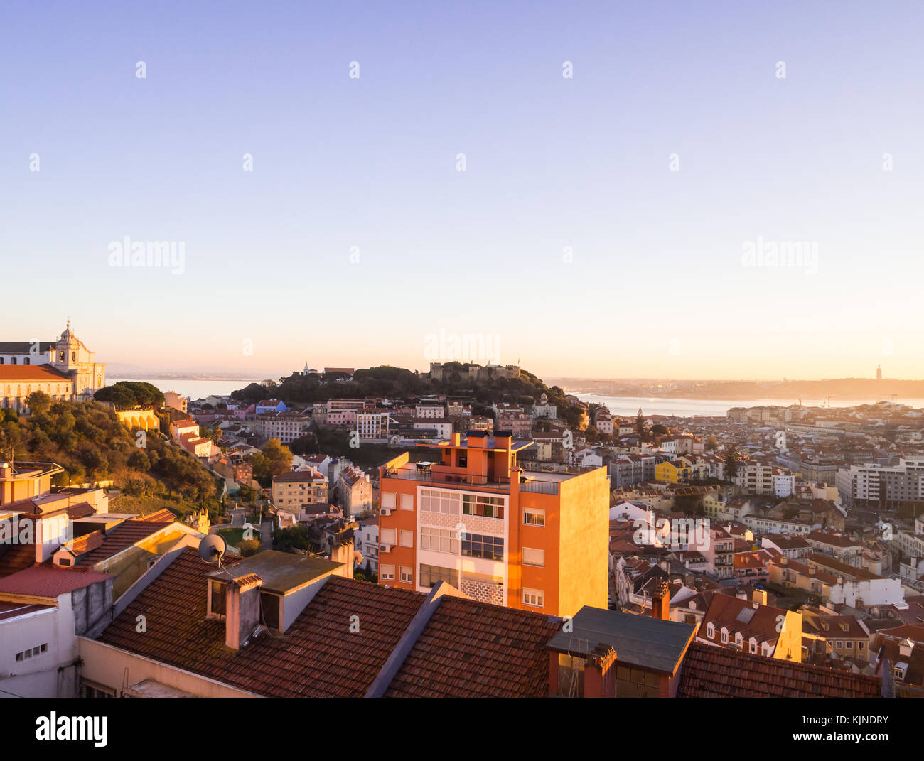 Lissabon, Portugal - November 19, 2017: Stadtbild von Lissabon, Portugal, bei Sonnenuntergang auf einem November Tag, wie von Belvedere Unserer Lieben Frau von der Hill gesehen viewp Stockfoto