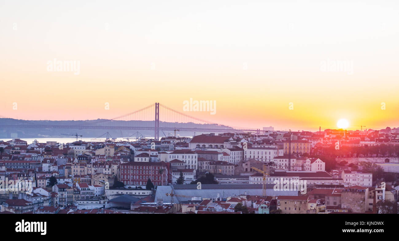 Lissabon, Portugal - November 19, 2017: Das stadtbild von Lissabon, Portugal, bei Sonnenuntergang auf einem November Tag. Stockfoto