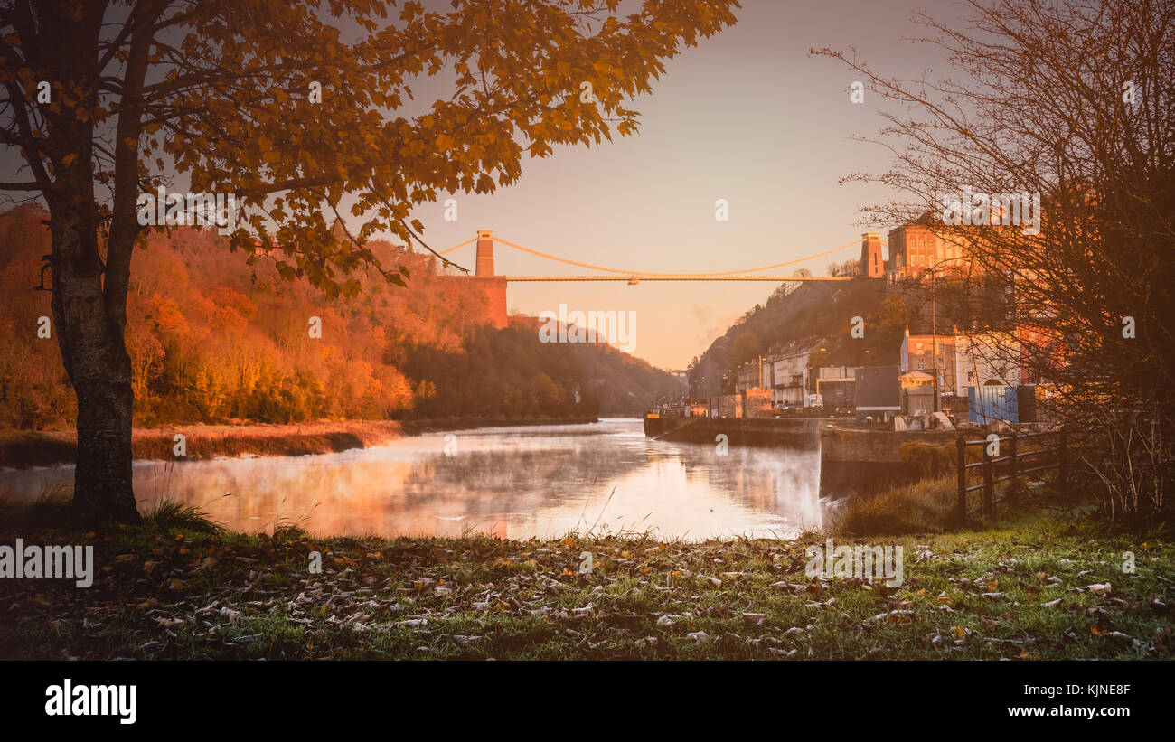 Clifton Suspension Bridge bei Sonnenaufgang im Herbst, Bristol, Großbritannien Stockfoto