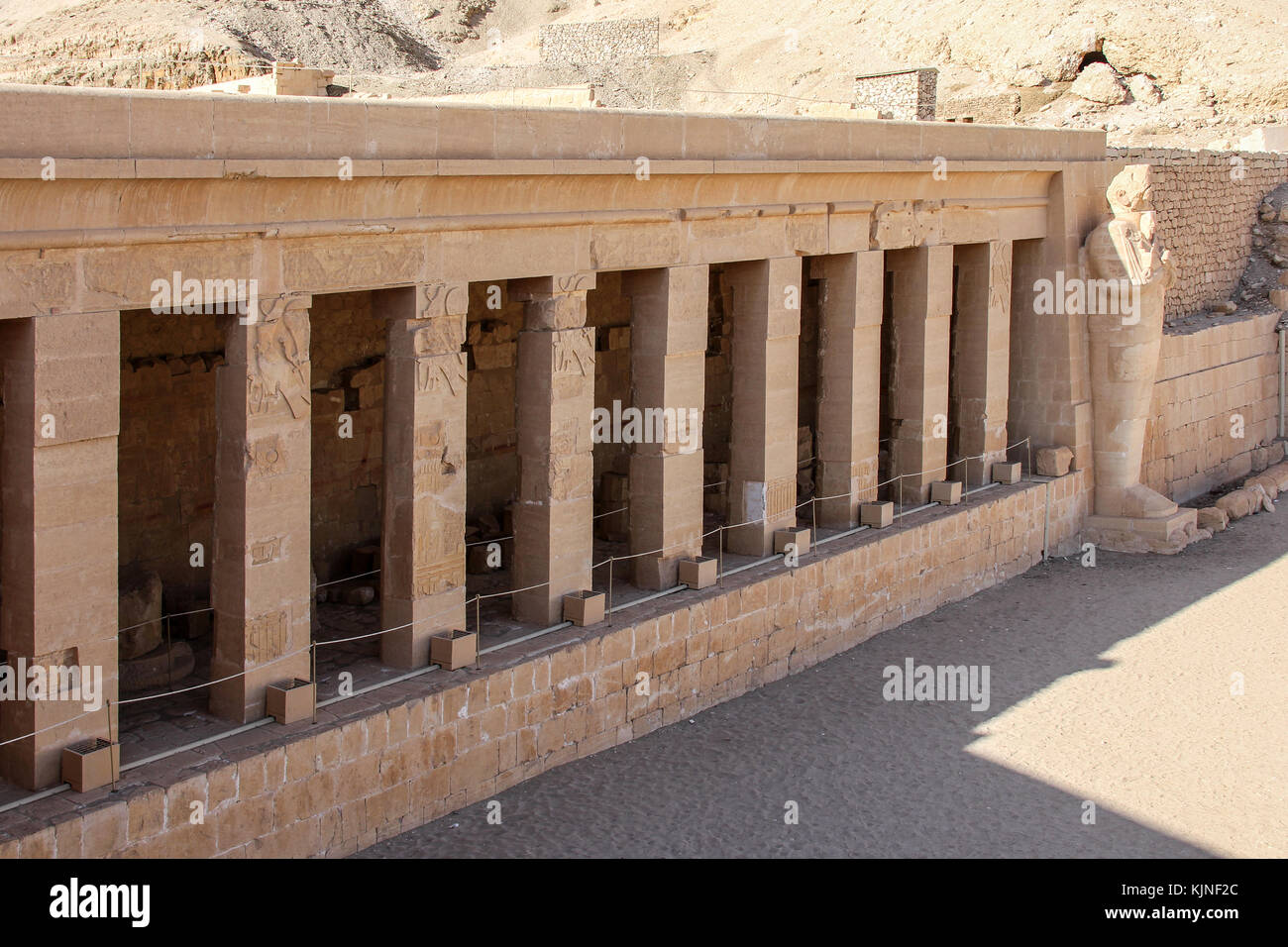 Luxor, Ägypten: Ruinen von Karnak Tempel in Ägypten am Mittag. Der Komplex ist ein riesiges Open-Air-Museum und das zweitgrößte alten religiösen Standort Stockfoto