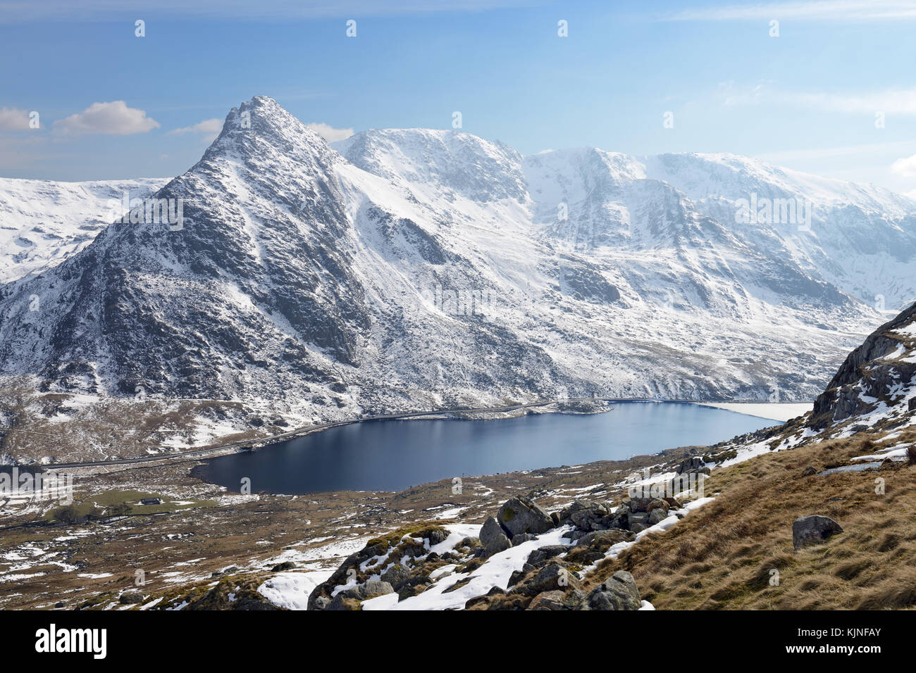 See ogwen ist in snowdonia zwischen den und die carneddau glyderau Bergketten entfernt. Es ist ein visuell beeindruckender sogenannten Ribbon See. Stockfoto