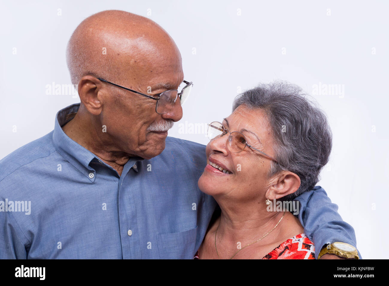 Eine lächelnde ältere Paare, beide Brille trägt. Stockfoto