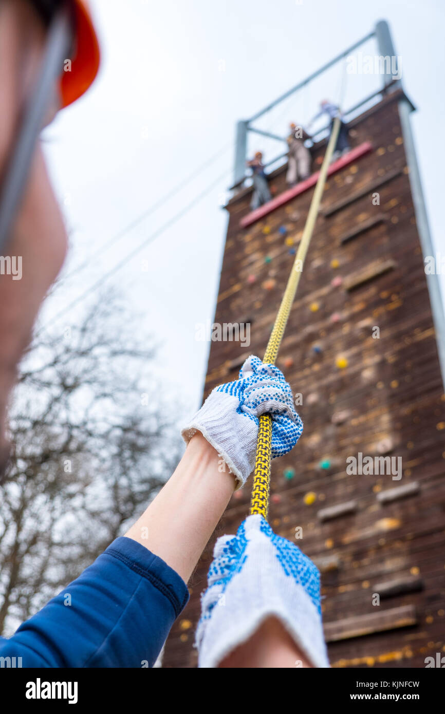 Klettern Holz Wand an der Sicherheit Adventure Park Stockfoto