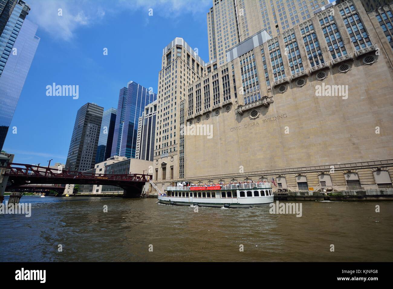 Chicago, USA - 15. Juli 2017: Wassertaxi auf dem Chicago River in Downtown am 15. Juli 2017. Civic Opera House in Chicago. Stockfoto