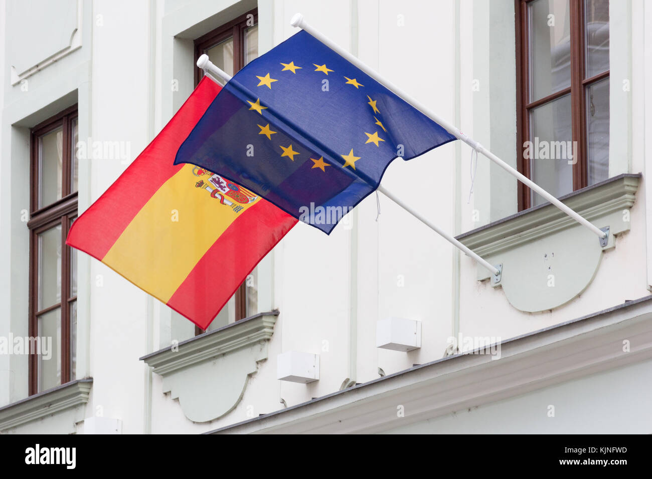 Die spanische und die europäische Flagge an der Spanischen Botschaft in Bratislava aufgehängt. Stockfoto