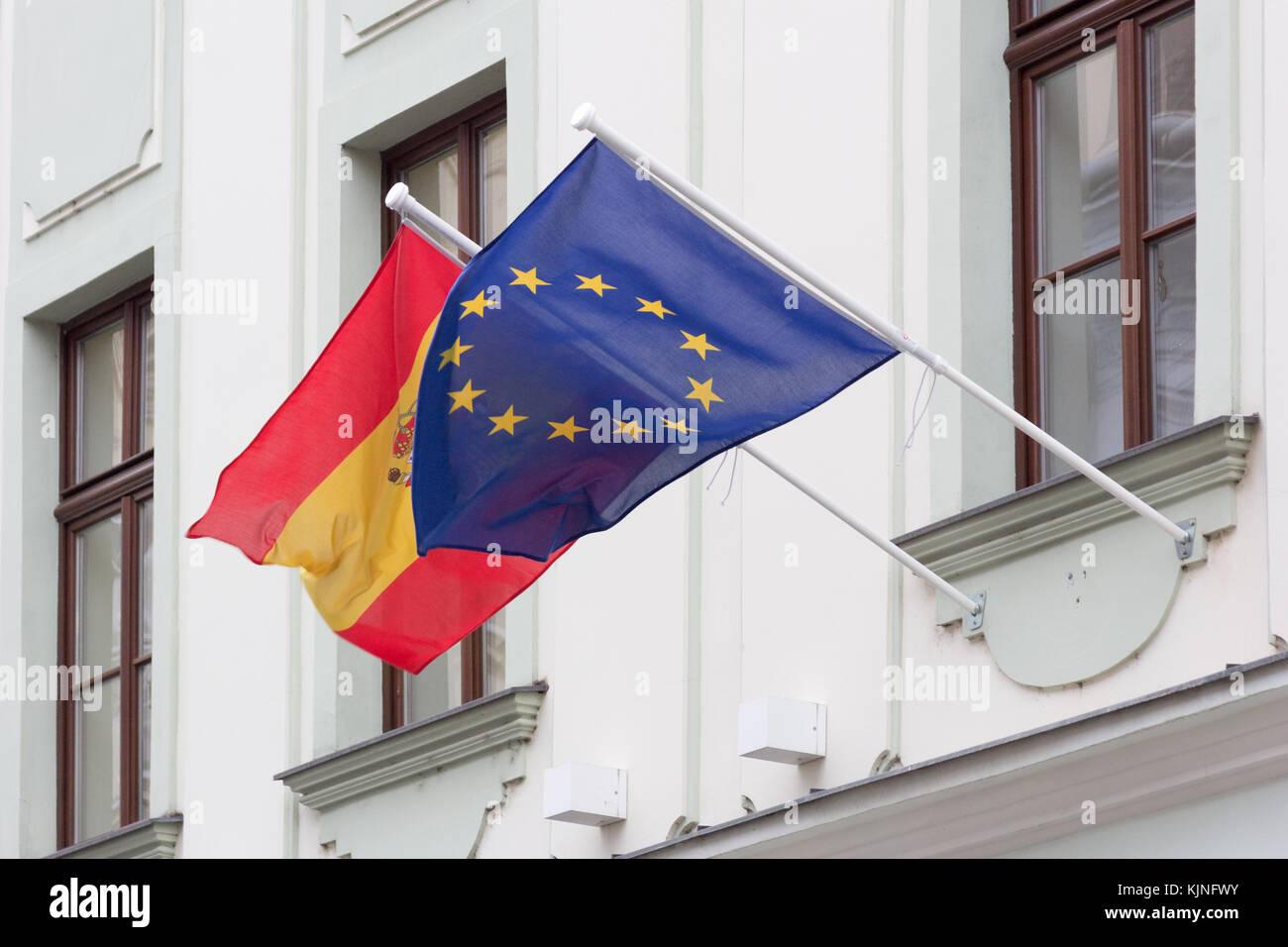 Die spanische und die europäische Flagge an der Spanischen Botschaft in Bratislava aufgehängt. Stockfoto