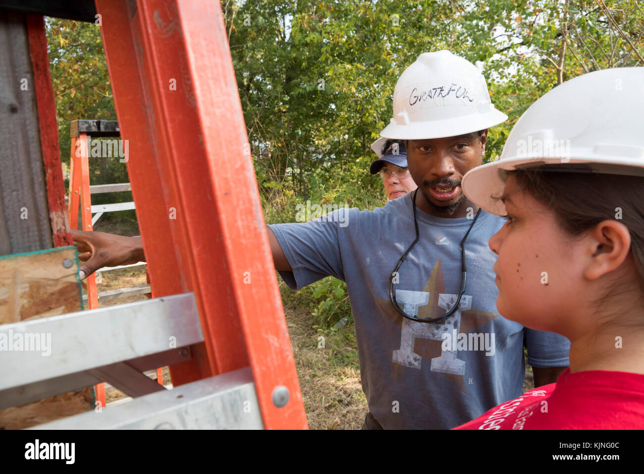 Houston, Texas - ein Freiwilliger von Wells Fargo Bank Anweisung erhält, sie hilft ein Lebensraum für die Menschheit Haus für eine einkommensschwache Familie aufzubauen. Stockfoto