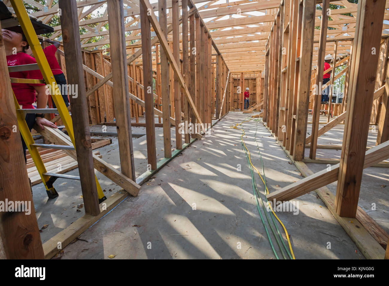 Houston, Texas – Freiwillige von der Wells Fargo Bank helfen, ein Habitat for Humanity-Haus für eine Familie mit niedrigem Einkommen zu bauen. Der Bedarf an erschwinglichem Wohnraum in Stockfoto
