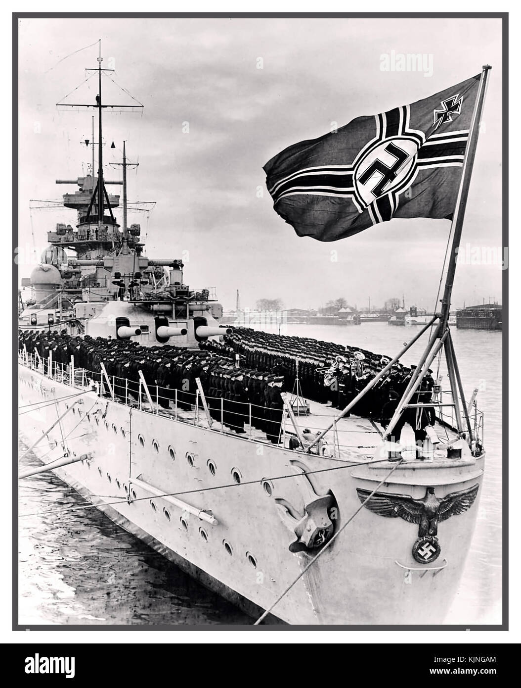 SCHARNHORST SCHIFFE DER 1930er JAHRE PARADE BAND MUSIK INBETRIEBNAHME 1939 Nazi-Deutschland Schlachtschiff Scharnhorst mit der Kriegsmarine Swastika Flagge Ein deutsches Kapitolschiff, alternativ als Schlachtschiff und Schlachtkreuzer beschrieben, der Kriegsmarine in Nazi-Deutschland. Sie war das führende Schiff ihrer Klasse, zu der auch ein anderes Schiff gehörte, Gneisenau. Besatzung 1968 das Schiff wurde auf der Kriegsmarinewerft in Wilhelmshaven gebaut. Am 26.. Dezember 1943 von britischen Marinekräften mit nur 36 deutschen Überlebenden versenkt. Stockfoto