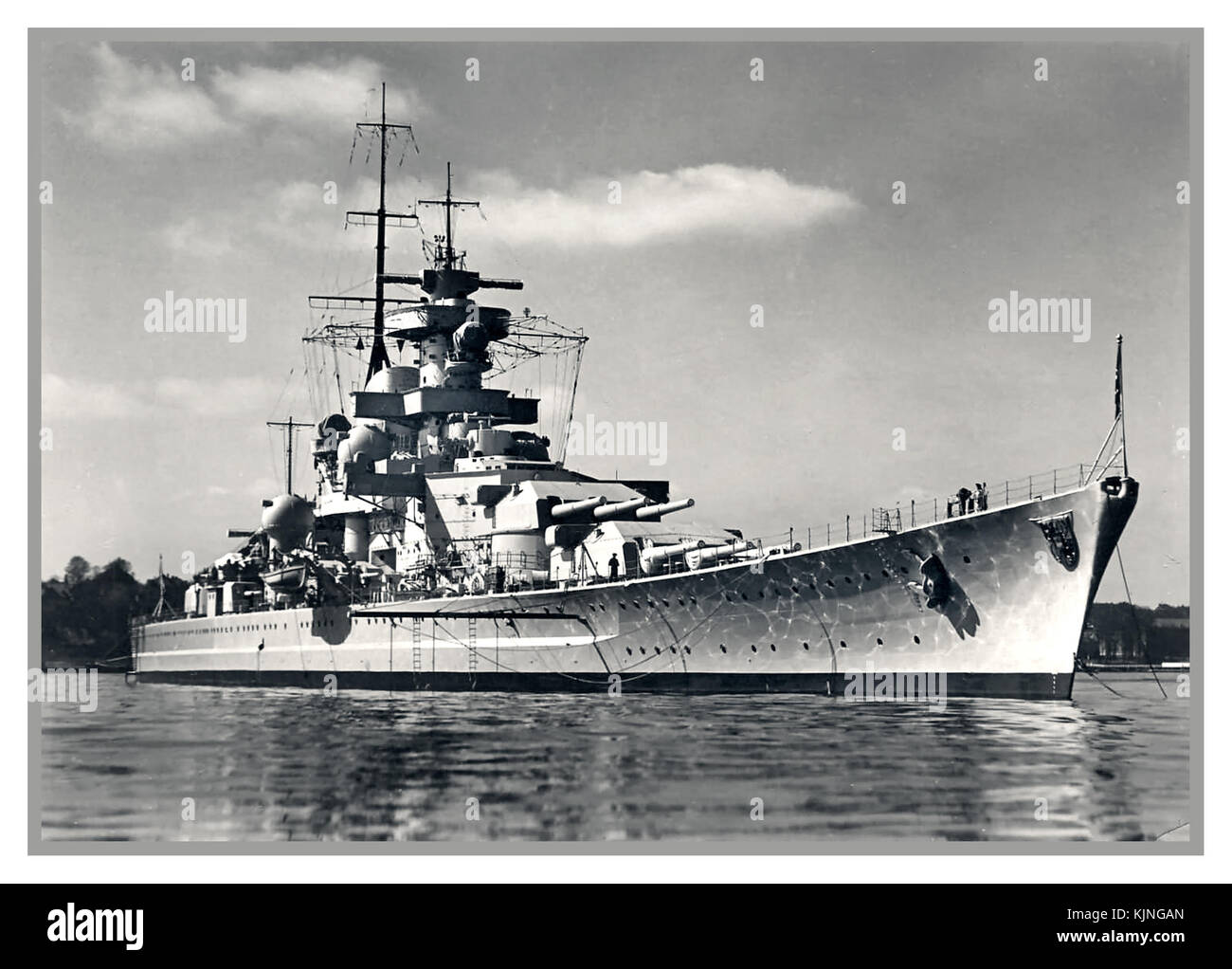 WW 2 Deutsche Schlachtkreuzer Gneisenau eine Deutsche Hauptstadt Schiff, alternativ als ein Schlachtschiff und battlecruiser, der Deutschen Kriegsmarine in der Nacht vom 26. Februar 1942 beschrieben, die Briten ein Angriff auf dem Schiff gestartet; eine Bombe ihr gepanzerte Deck eingedrungen und explodierte in die Vorwärts-munition Magazin und schwer beschädigt, die Sie als blockship in Gotenhafen (Gdynia) in Deutschen versenkt wurde - besetzten Polen Stockfoto