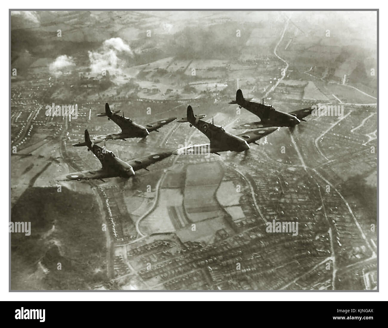 1942 Spitfire Fighter Aircraft Squadron auf Patrouille während der Schlacht von Britain' World war 2 Spitfire Flugzeuge enge Formation über die Großbritannien verteidigt gegen Nazi-deutsche Luftwaffe Bombardierung Luftangriffe und V1 ‘dodlebug’ Raketen, die abgeschossen oder gekippt werden würde Durch Flügel von Kurs .WW2 Stockfoto