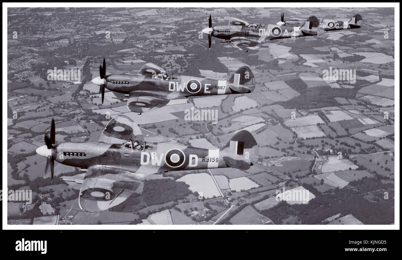 1944 Spitfire Mk XIV der Royal Airforce 610 Squadron Flügel gegen Ende des Krieges, bewaffnet mit den mächtigen Spitfire Mk XIV über Südengland fliegen In 1944 der Männer und Maschinen von 610 Squadron wurden gefeiert für extrem erfolgreich Abfangen der gefürchteten V1 Fliegen buzz Bomben, bevor Sie London erreichen, Einschlag, sie mit ihren mächtigen Griffon zweimotorigen Spitfire Mk. XIVs mit allen Mitteln. Stockfoto