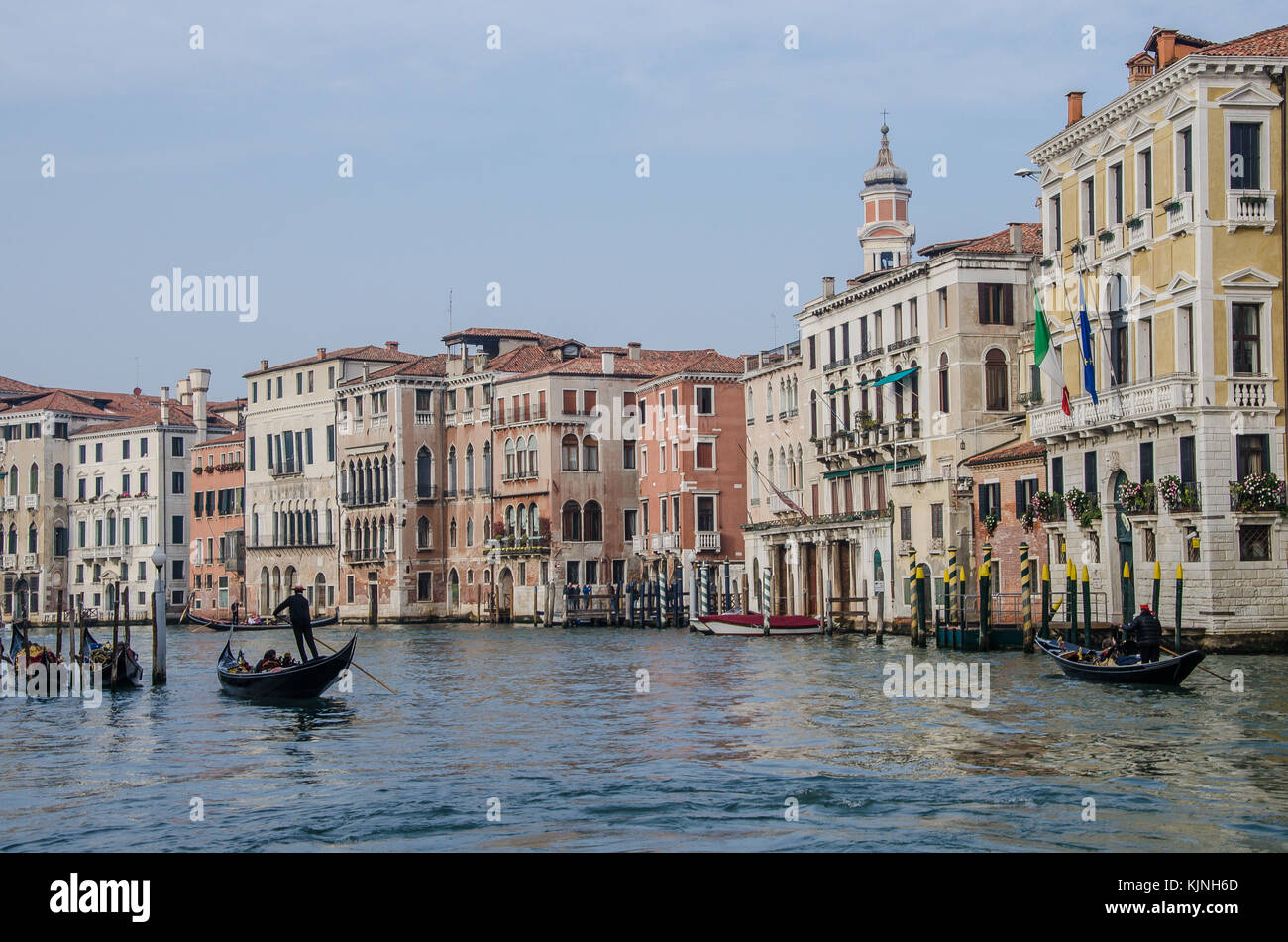Venedig ist die Hauptstadt der Region Venetien. Es ist über eine Gruppe von 118 kleinen Inseln [1] aufgestellt, durch Kanäle getrennt sind und durch Brücken verbunden. Stockfoto