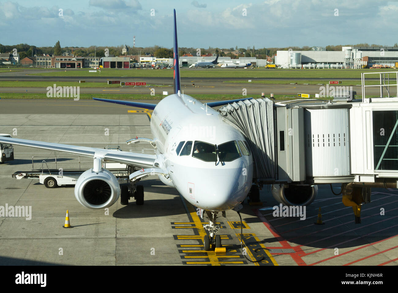 Ein Brussels Airlines Flugzeuge am Flughafen Zaventem Brussels balanciert. Stockfoto