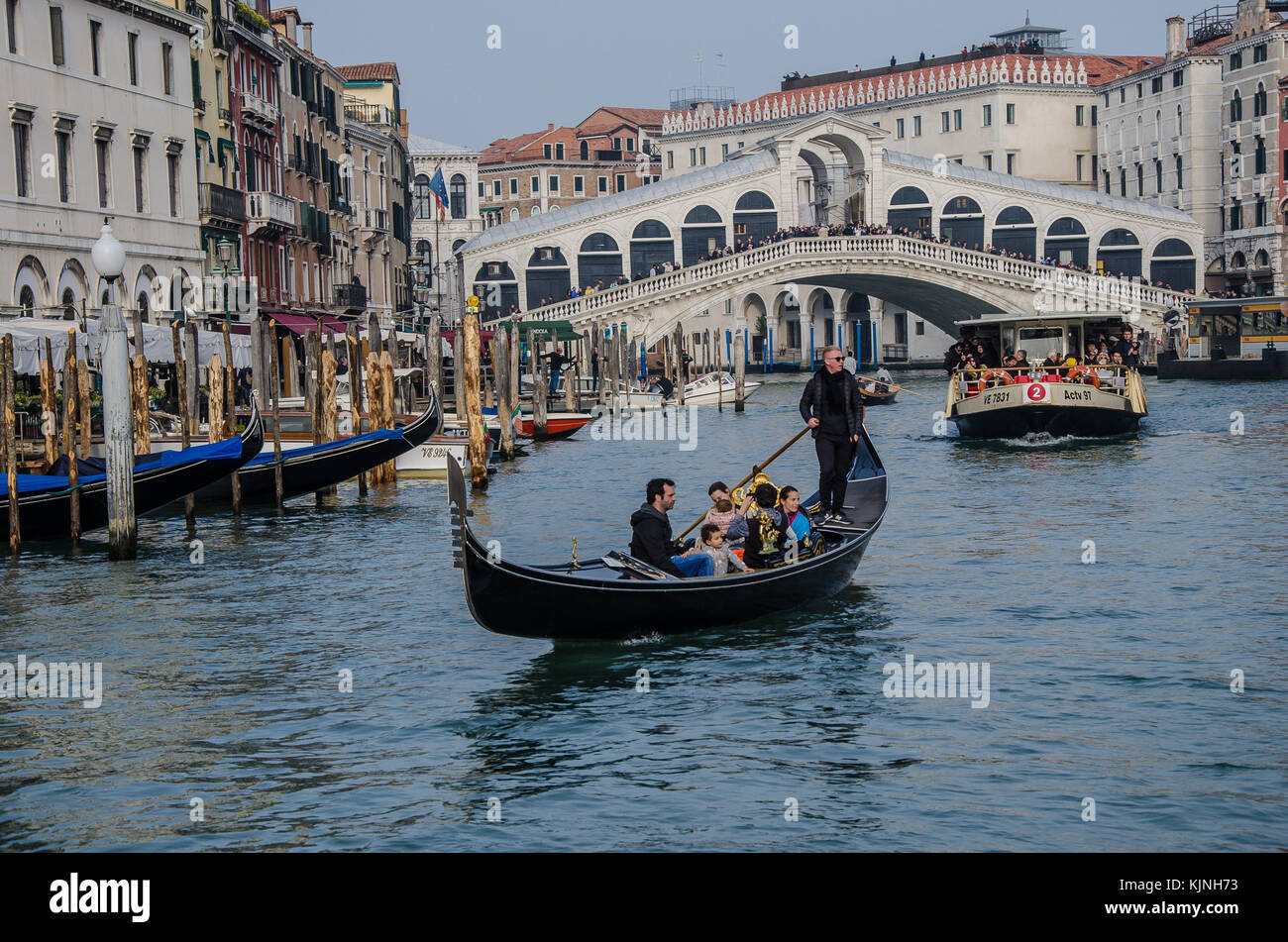 Venedig ist die Hauptstadt der Region Venetien. Es ist über eine Gruppe von 118 kleinen Inseln [1] aufgestellt, durch Kanäle getrennt sind und durch Brücken verbunden. Stockfoto