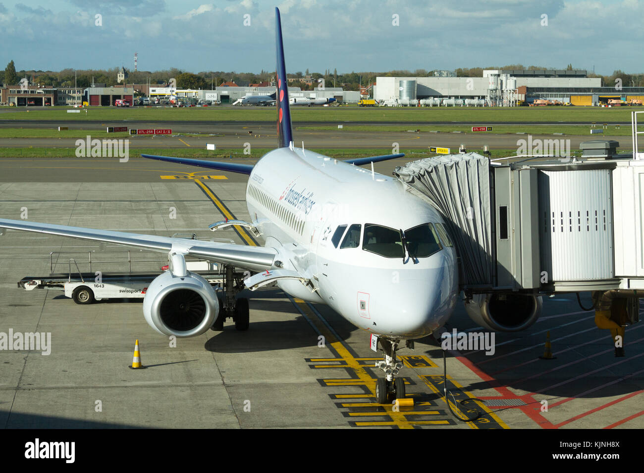Ein Brussels Airlines Flugzeuge am Flughafen Zaventem Brussels balanciert. Stockfoto