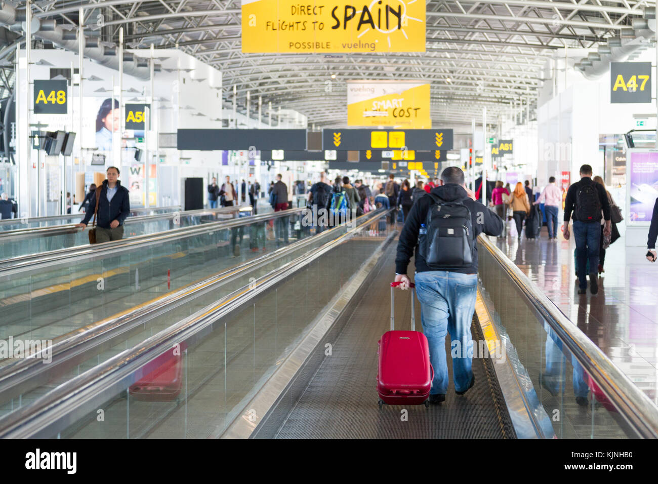 Menschen zu Fuß auf fahrsteig oder Bürgersteig (travelator) am Flughafen Zaventem Brussels. Stockfoto