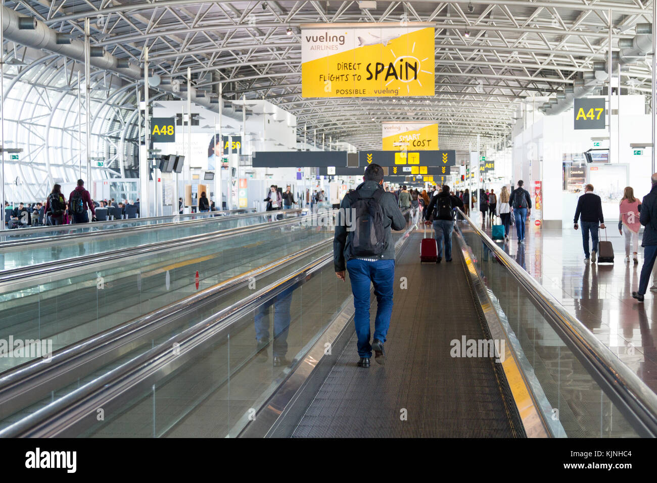 Menschen zu Fuß auf fahrsteig oder Bürgersteig (travelator) am Flughafen Zaventem Brussels. Stockfoto