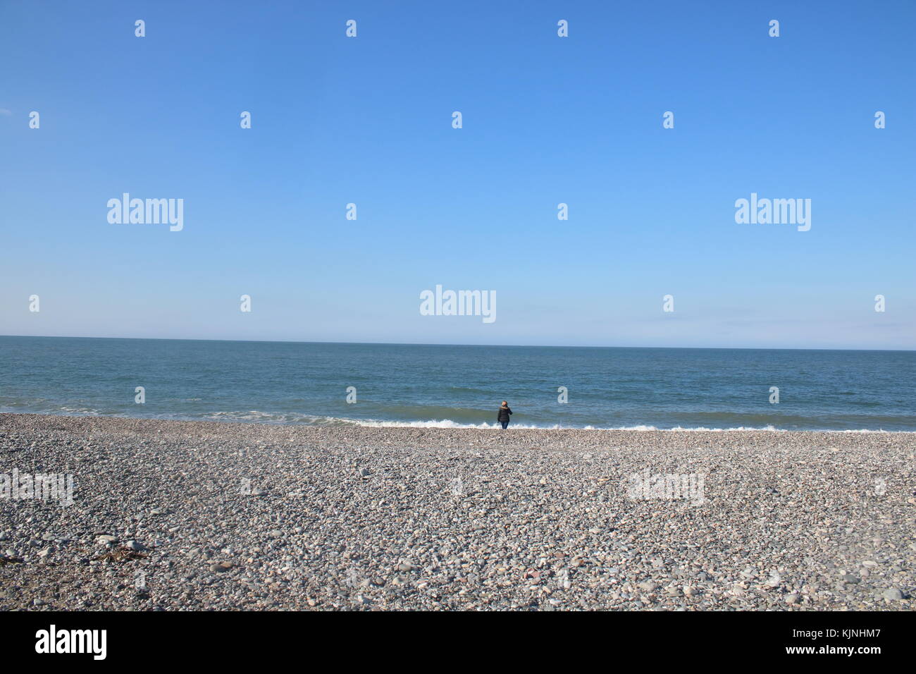 Llandudno seascape Blick auf Kiesstrand mit Abbildung in der Entfernung Stockfoto