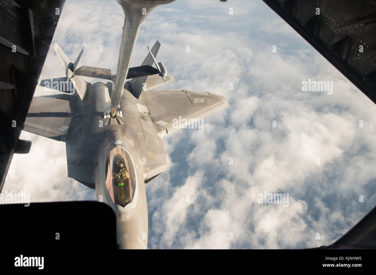 United States Air Force F-22 Raptor empfängt von einem KC-10 Extender über Syrien, während einer Mission zur Unterstützung der Operation inhärenten Lösen, Nov. 22. Stockfoto