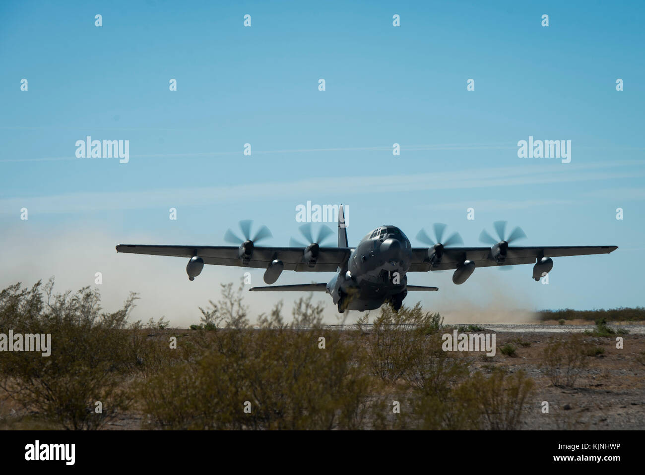 Us Air Force C-130 Hercules nimmt - weg von einer expeditionary Landebahn von US-Marines mit Marine Air Control Squadron 1, Marine Air Traffic C Stockfoto