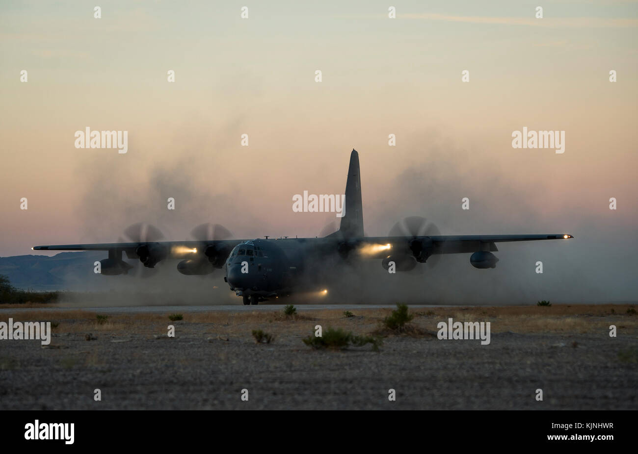 Us Air Force C-130 Hercules landet auf einer expeditionary Landebahn von US-Marines mit Marine Air Control Squadron 1. Stockfoto