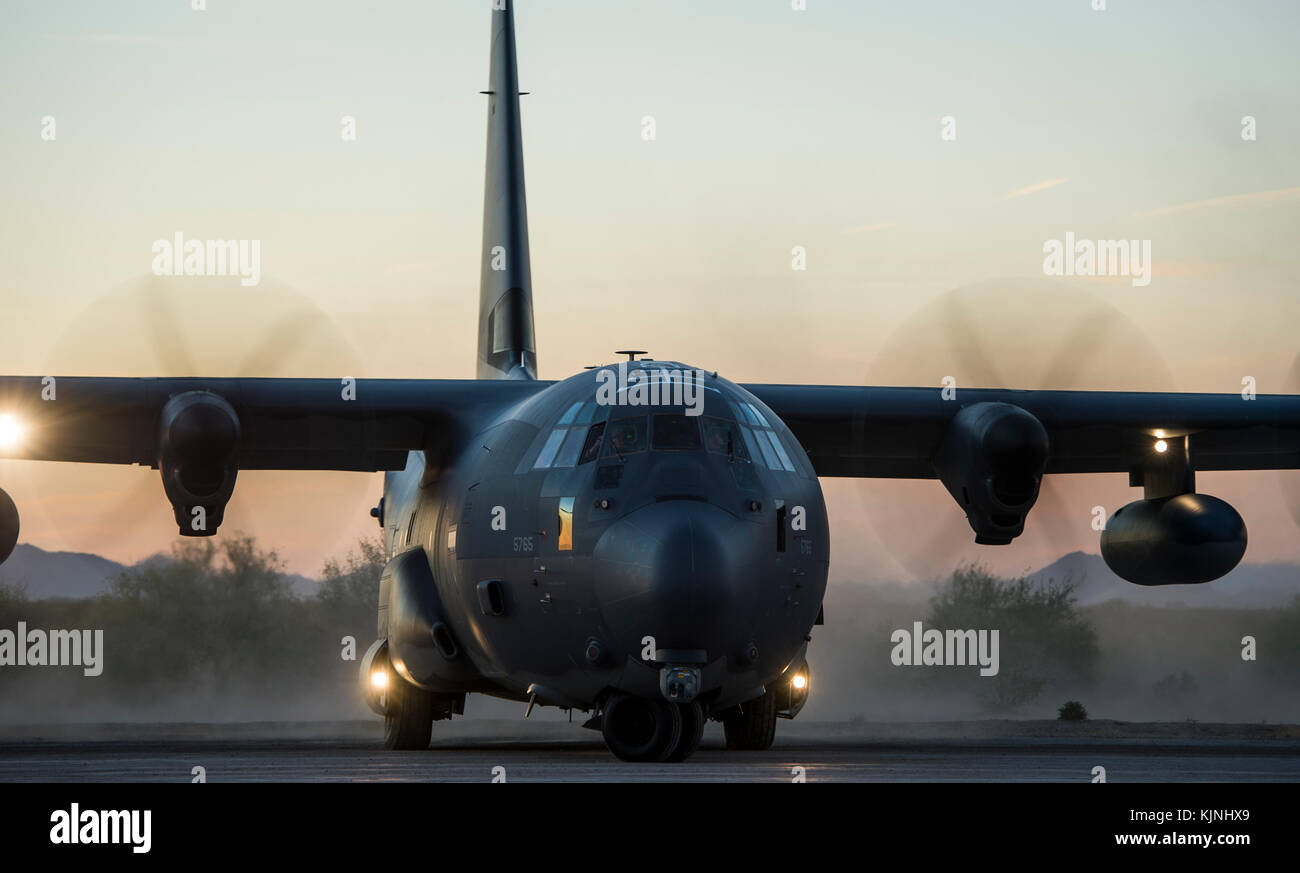 Us Air Force C-130 Hercules landet auf einer expeditionary Landebahn von US-Marines mit Marine Air Control Squadron 1. Stockfoto